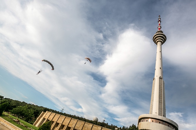 Прыжок с парашютом с Бакинской Телевизионной башни - ФОТО